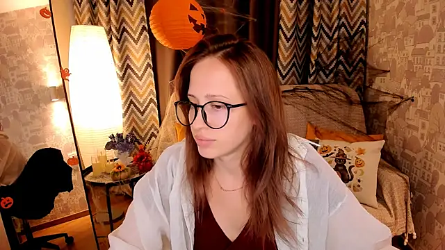 Snapshot of _SilverMoon_ chatting on October 2025 08:46:01 AM SilverMoon online show from October 2025 08:46:01 AM