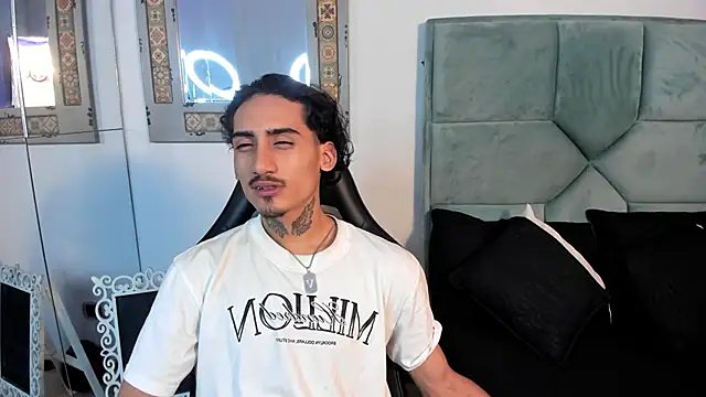 Snapshot of Mr_Strike chatting on October 2025 02:26:01 AM Mr Strike online show from October 2025 02:26:01 AM