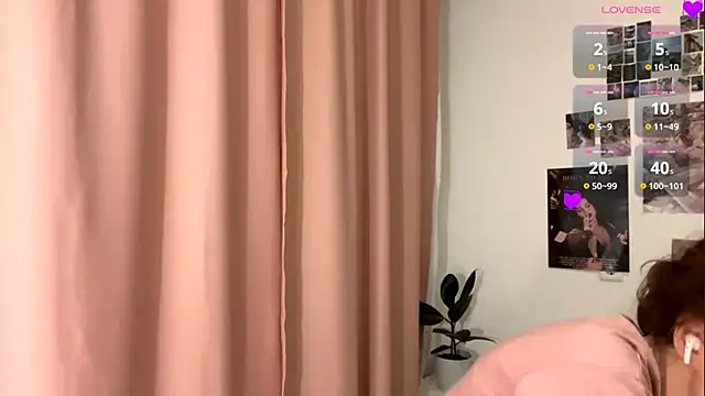 Snapshot of Kira_Sanders chatting on December 2025 05:08:02 PM Kira Sanders online show from December 2025 05:08:02 PM