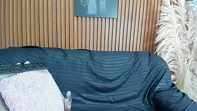 Snapshot of EmmadaSilva chatting on November 2025 01:57:02 PM EmmadaSilva online show from November 2025 01:57:02 PM