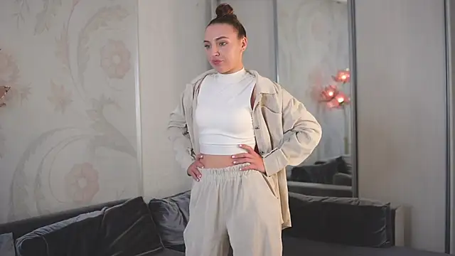 Snapshot of LushEmpire chatting on October 2025 09:31:01 AM LushEmpire online show from October 2025 09:31:01 AM