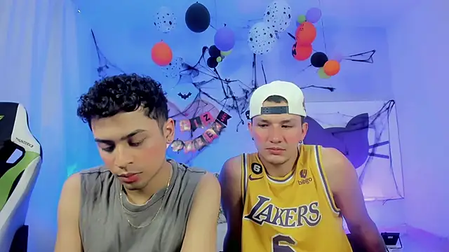 Snapshot of Twinks_boys_s chatting on October 2025 03:17:02 AM Twinks boys s online show from October 2025 03:17:02 AM