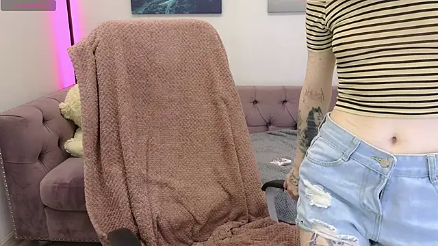 Snapshot of Emma_Kirks chatting on November 2025 03:11:02 PM Emma Kirks online show from November 2025 03:11:02 PM