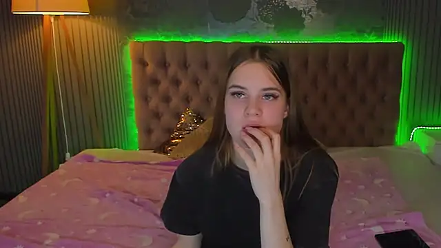 Snapshot of LuisaClover chatting on November 2025 02:43:02 PM LuisaClover online show from November 2025 02:43:02 PM