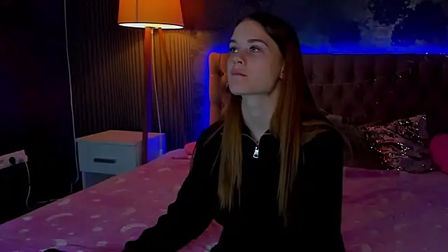 Snapshot of LuisaClover chatting on November 2025 12:53:02 PM LuisaClover online show from November 2025 12:53:02 PM