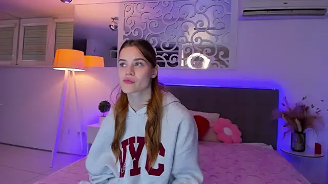 Snapshot of LuisaClover chatting on December 2025 01:49:01 PM LuisaClover online show from December 2025 01:49:01 PM