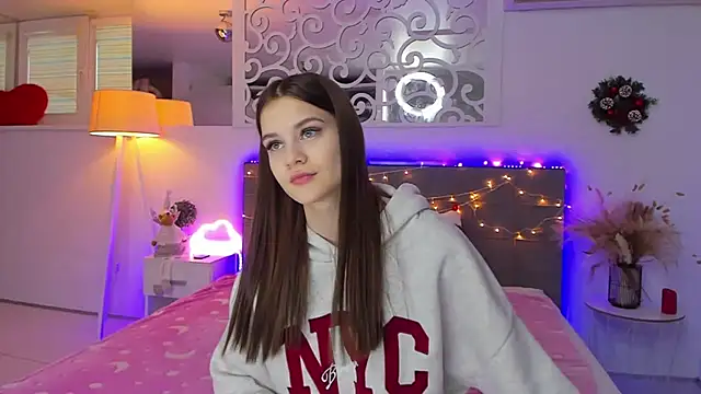 Snapshot of LuisaClover chatting on December 2025 01:16:01 PM LuisaClover online show from December 2025 01:16:01 PM