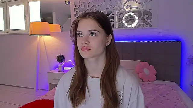 LuisaClover online show from May 2026 12:21:01 PM