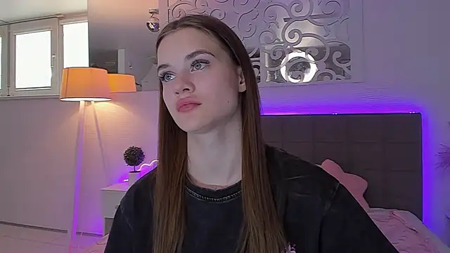 LuisaClover online show from May 2026 12:32:01 PM