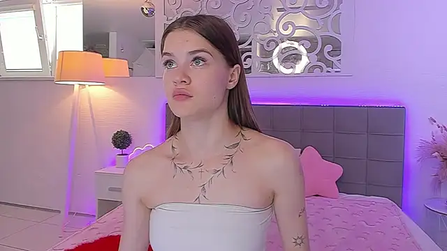 LuisaClover online show from June 2026 12:20:01 PM