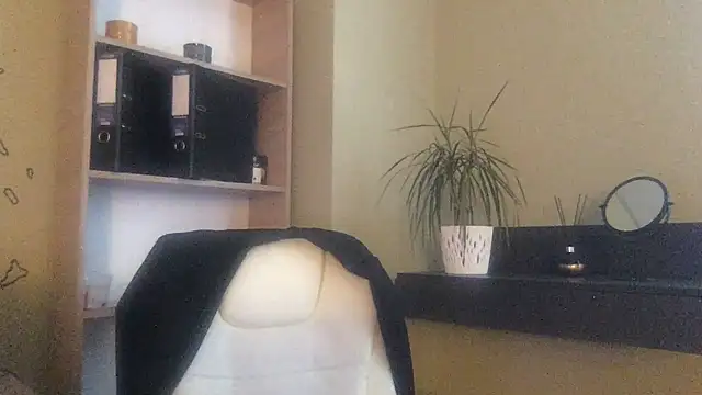 Snapshot of DollyRoma chatting on November 2025 09:52:01 AM DollyRoma online show from November 2025 09:52:01 AM