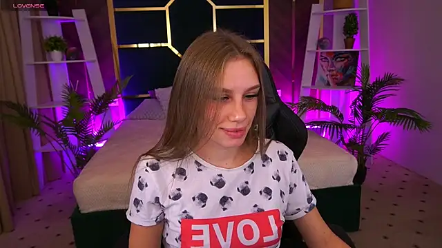 Snapshot of HeyEmilly chatting on October 2025 07:13:02 PM HeyEmilly online show from October 2025 07:13:02 PM