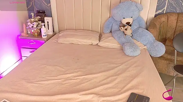 iam nicolle online show from November 2025 12:38:01 PM