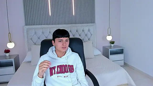 Maxii18  online show from December 2025 06:58:01 PM