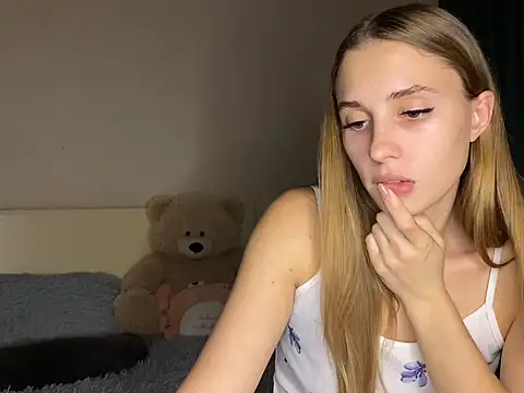 Snapshot of little-girl05 chatting on October 2025 08:00:02 PM little-girl05 online show from October 2025 08:00:02 PM