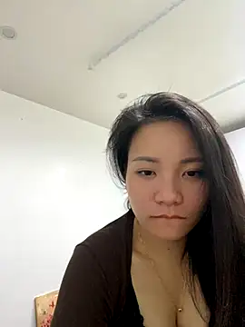 Bee Yellow00 online show from November 2025 05:55:02 PM