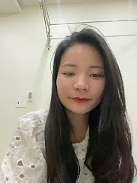 Bee Yellow00 online show from December 2025 06:00:01 AM