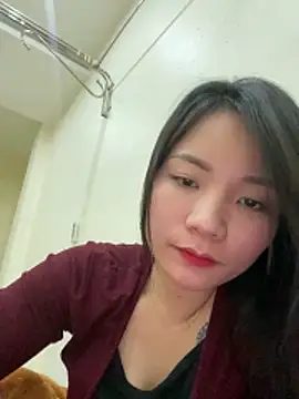 Bee Yellow00 online show from February 2026 05:17:01 AM