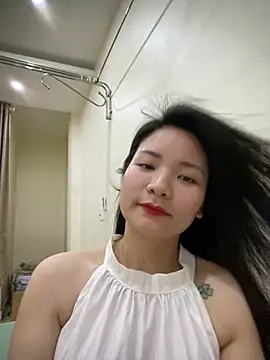 Snapshot of Bee_Yellow00 chatting on March 2026 05:19:01 AM Bee Yellow00 online show from March 2026 05:19:01 AM