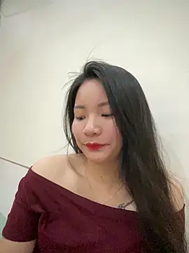 Snapshot of Bee_Yellow00 chatting on March 2026 04:40:02 AM Bee Yellow00 online show from March 2026 04:40:02 AM