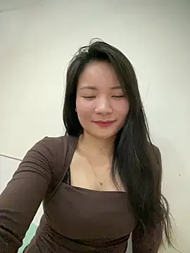 Snapshot of Bee_Yellow00 chatting on March 2026 05:44:01 AM Bee Yellow00 online show from March 2026 05:44:01 AM