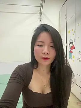 Snapshot of Bee_Yellow00 chatting on March 2026 05:00:02 AM Bee Yellow00 online show from March 2026 05:00:02 AM