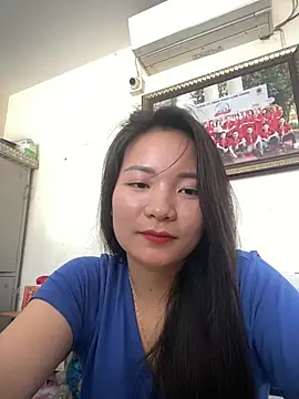 Snapshot of Bee_Yellow00 chatting on April 2026 02:43:01 AM Bee Yellow00 online show from April 2026 02:43:01 AM