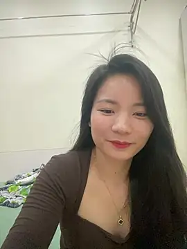 Snapshot of Bee_Yellow00 chatting on April 2026 04:32:01 AM Bee Yellow00 online show from April 2026 04:32:01 AM