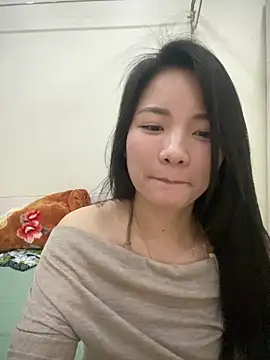 Snapshot of Bee_Yellow00 chatting on April 2026 04:57:02 AM Bee Yellow00 online show from April 2026 04:57:02 AM