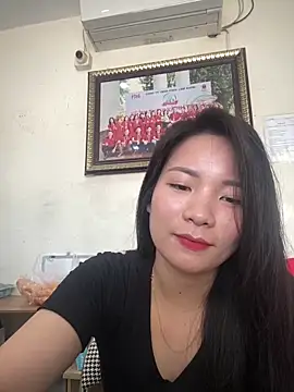 Snapshot of Bee_Yellow00 chatting on April 2026 03:17:01 AM Bee Yellow00 online show from April 2026 03:17:01 AM