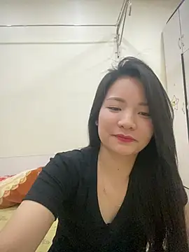 Snapshot of Bee_Yellow00 chatting on April 2026 06:19:01 AM Bee Yellow00 online show from April 2026 06:19:01 AM