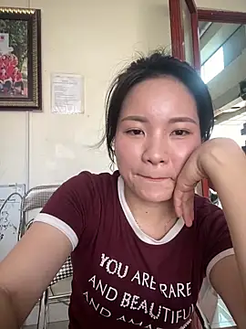 Snapshot of Bee_Yellow00 chatting on April 2026 08:19:01 AM Bee Yellow00 online show from April 2026 08:19:01 AM