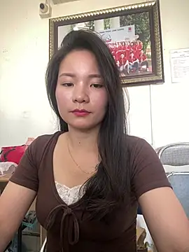 Snapshot of Bee_Yellow00 chatting on April 2026 07:45:01 AM Bee Yellow00 online show from April 2026 07:45:01 AM