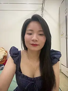 Snapshot of Bee_Yellow00 chatting on April 2026 04:51:01 AM Bee Yellow00 online show from April 2026 04:51:01 AM