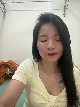 Snapshot of Bee_Yellow00 chatting on April 2026 04:52:01 AM Bee Yellow00 online show from April 2026 04:52:01 AM