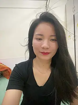 Snapshot of Bee_Yellow00 chatting on April 2026 05:30:01 AM Bee Yellow00 online show from April 2026 05:30:01 AM