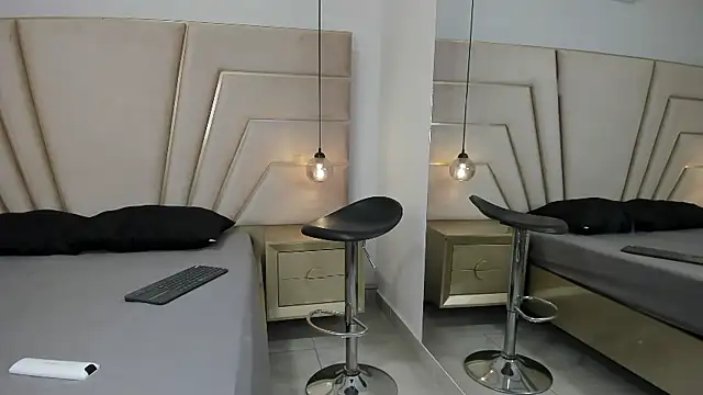 Snapshot of MaroxCute chatting on November 2025 11:21:02 AM MaroxCute online show from November 2025 11:21:02 AM