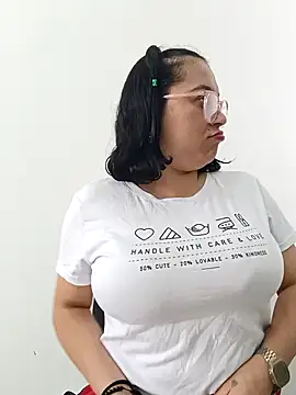 Snapshot of Caroline-17 chatting on November 2025 06:07:02 PM Caroline-17 online show from November 2025 06:07:02 PM