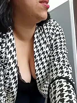 Snapshot of Caroline-17 chatting on December 2025 03:50:02 PM Caroline-17 online show from December 2025 03:50:02 PM