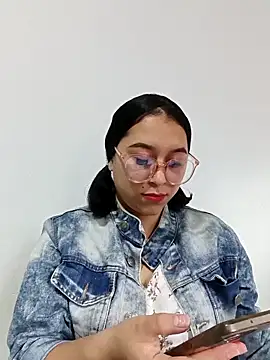 Snapshot of Caroline-17 chatting on December 2025 06:38:01 PM Caroline-17 online show from December 2025 06:38:01 PM