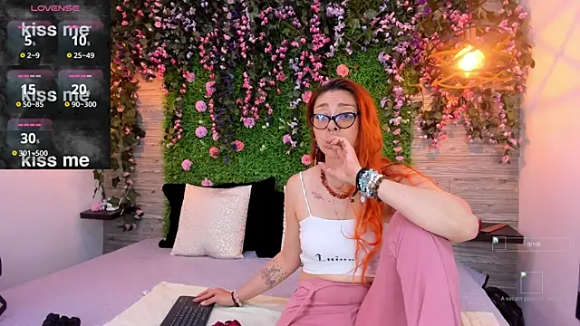 Snapshot of EmilyyRed chatting on November 2025 07:19:02 PM EmilyyRed online show from November 2025 07:19:02 PM