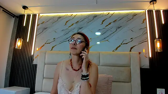 Snapshot of EmilyyRed chatting on November 2025 08:21:02 PM EmilyyRed online show from November 2025 08:21:02 PM