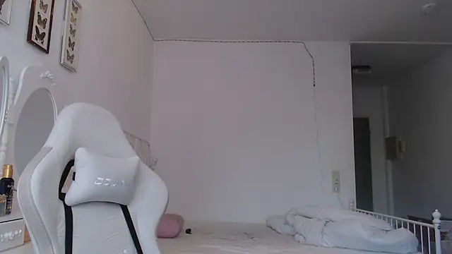 Snapshot of bellefleurrr chatting on March 2026 07:03:02 AM bellefleurrr online show from March 2026 07:03:02 AM