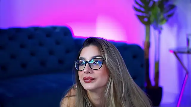 Snapshot of MaddieBryggs chatting on November 2025 10:01:02 AM MaddieBryggs online show from November 2025 10:01:02 AM