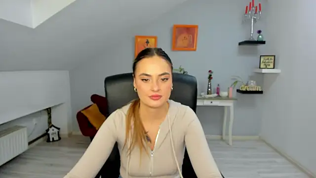 SerenLys online show from November 2025 08:40:02 PM