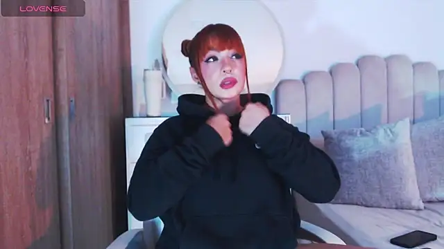 Snapshot of GiaStonne chatting on November 2025 05:28:02 AM GiaStonne online show from November 2025 05:28:02 AM