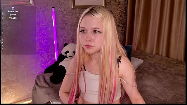 VivieSunn online show from April 2026 08:57:02 PM
