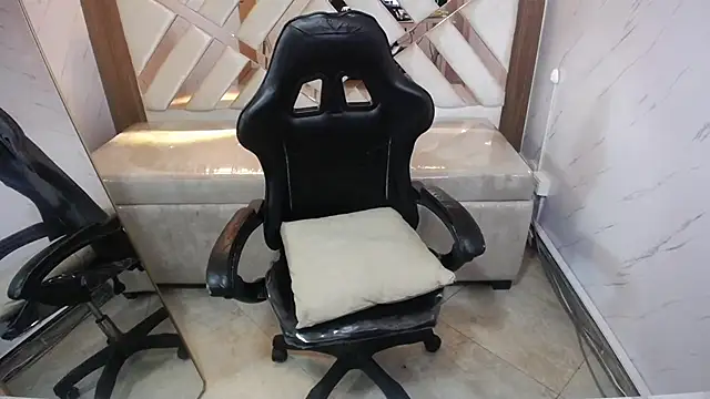 Snapshot of Little_cherry_b chatting on December 2025 08:06:02 PM Little cherry b online show from December 2025 08:06:02 PM