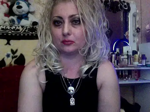 xHot Amazonq online show from November 2025 05:17:02 PM