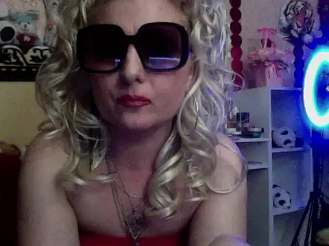 xHot Amazonq online show from November 2025 10:24:01 PM